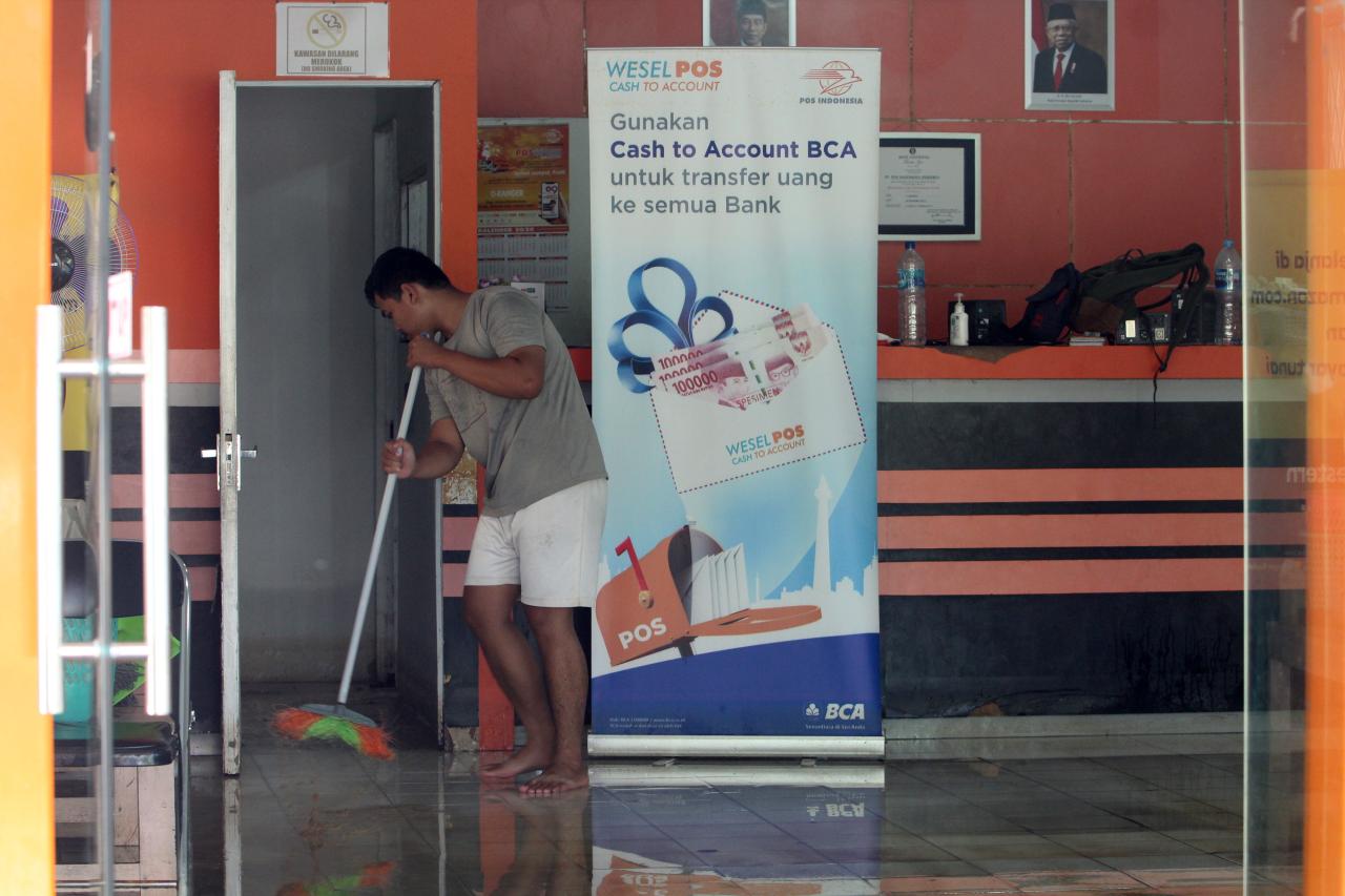 Terdampak Banjir, Pelayanan...