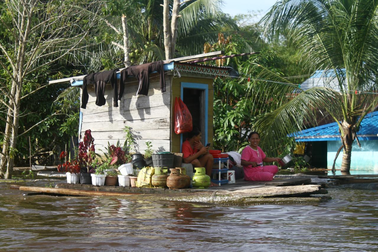 Empat Pekan Banjir Sintang,...