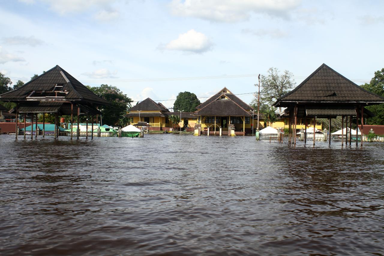 Empat Pekan Banjir Sintang,...