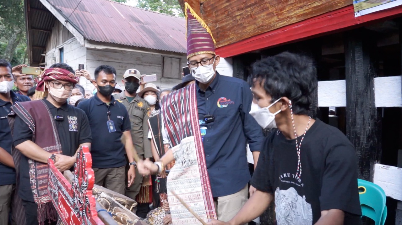 Sandiaga Berikan Alat...