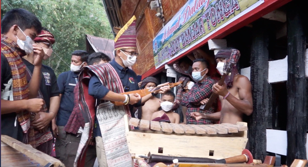 Sandiaga Berikan Alat...