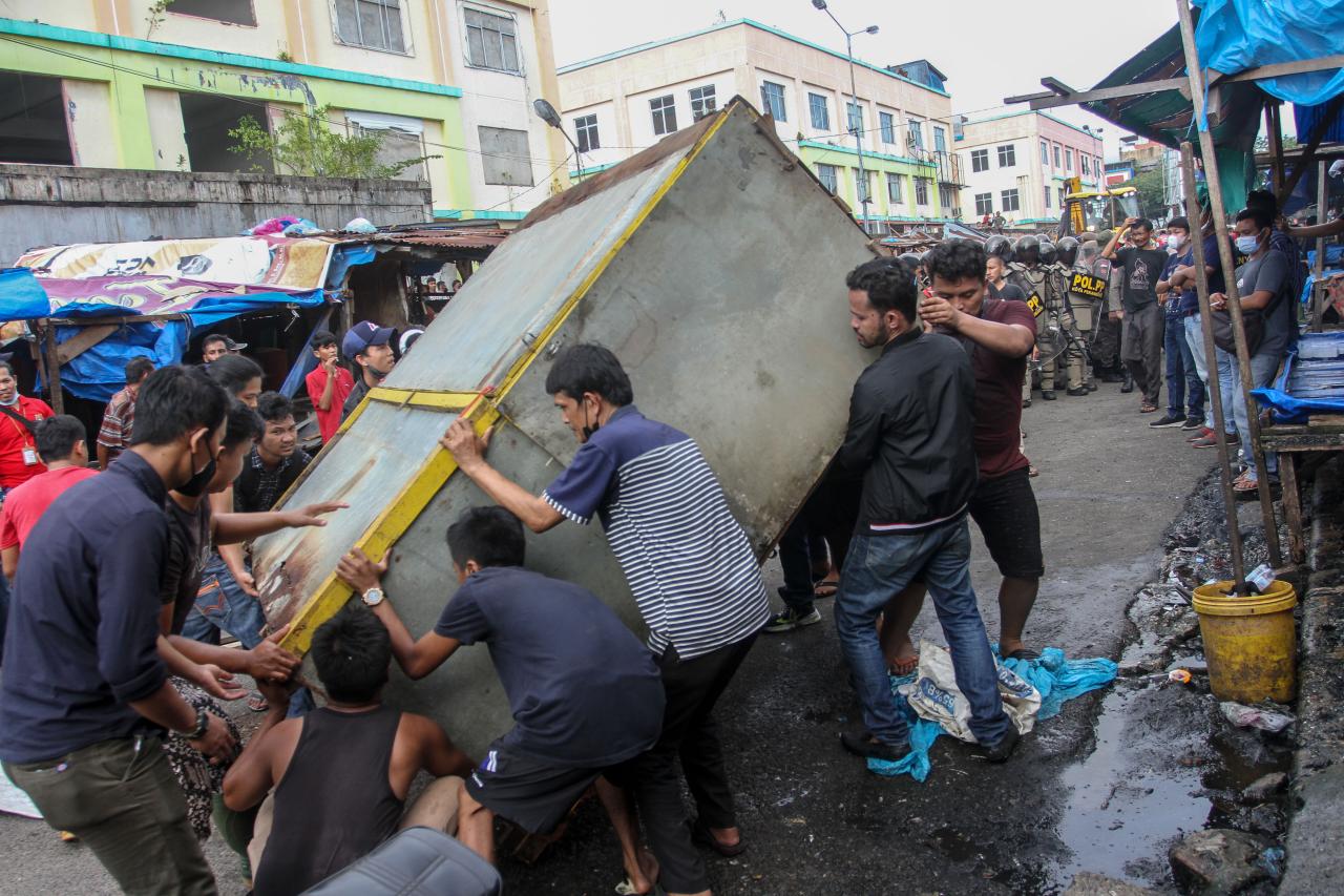 Penertiban Lapak Pedagang...