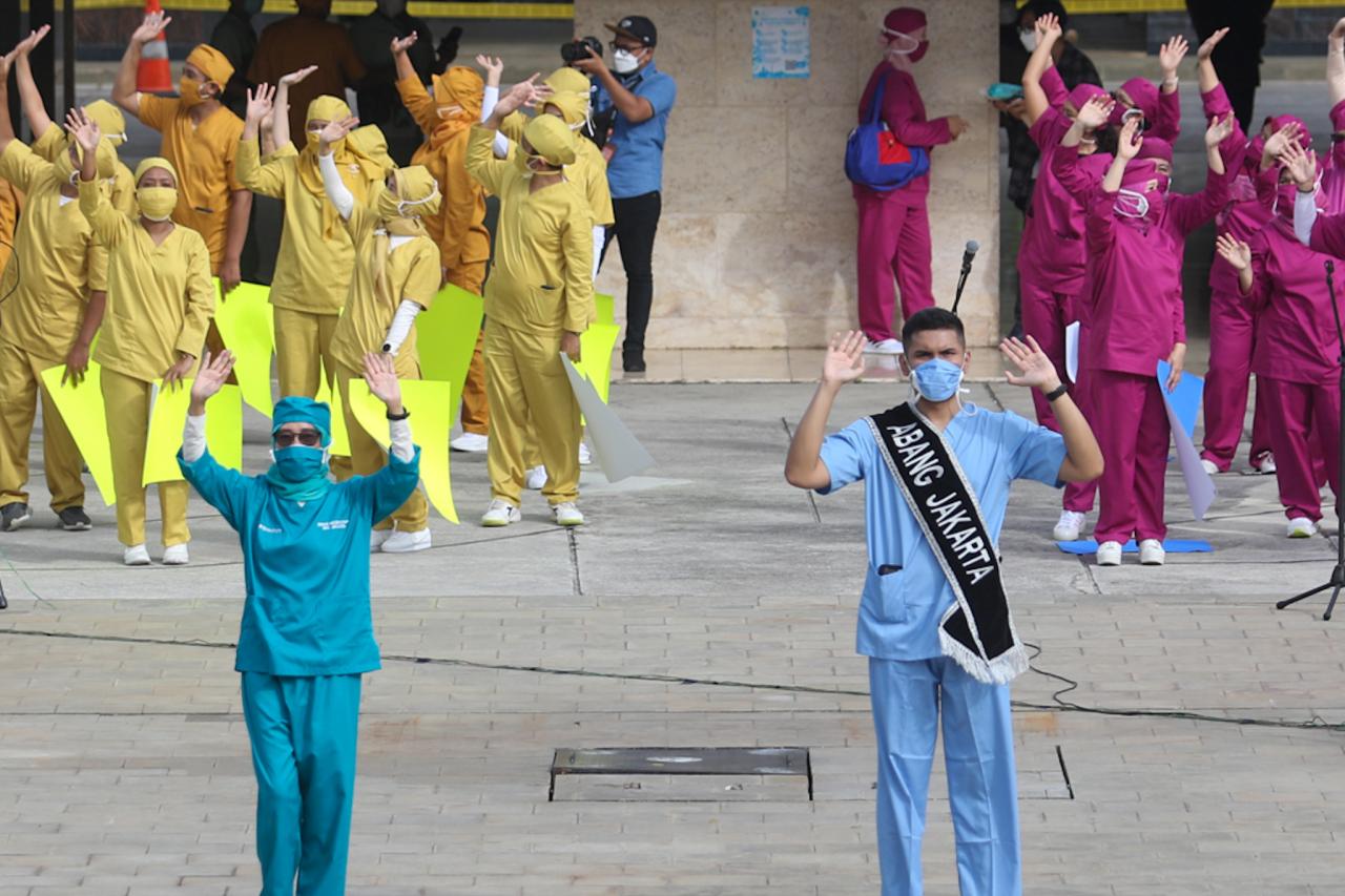Nakes Peringati Hari...