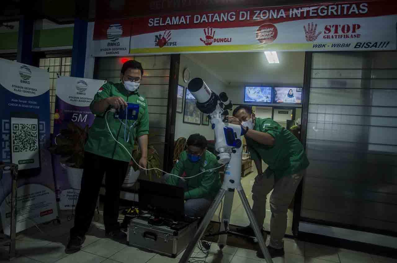 Pengamatan Gerhana Bulan...