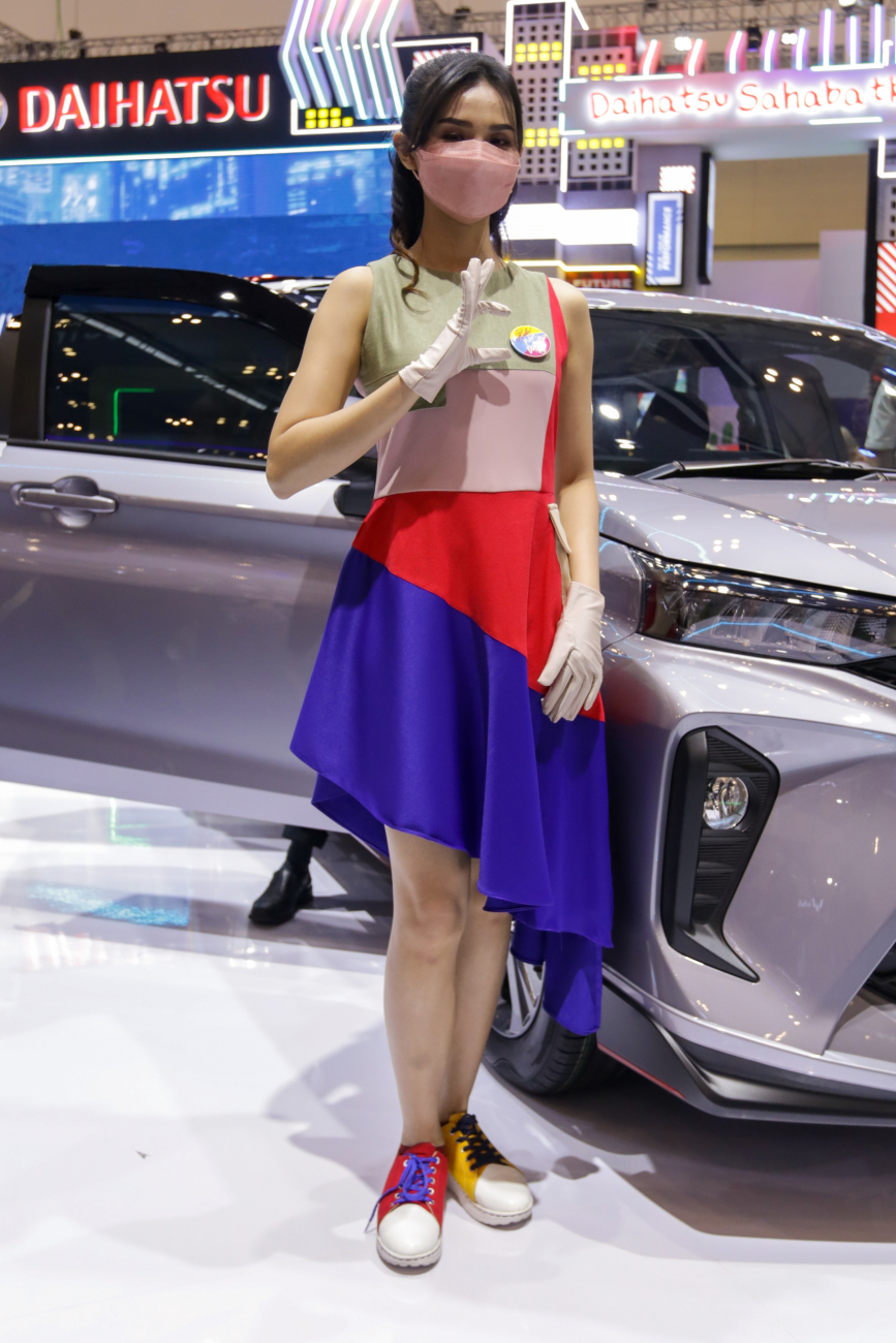 Potret SPG yang Curi...