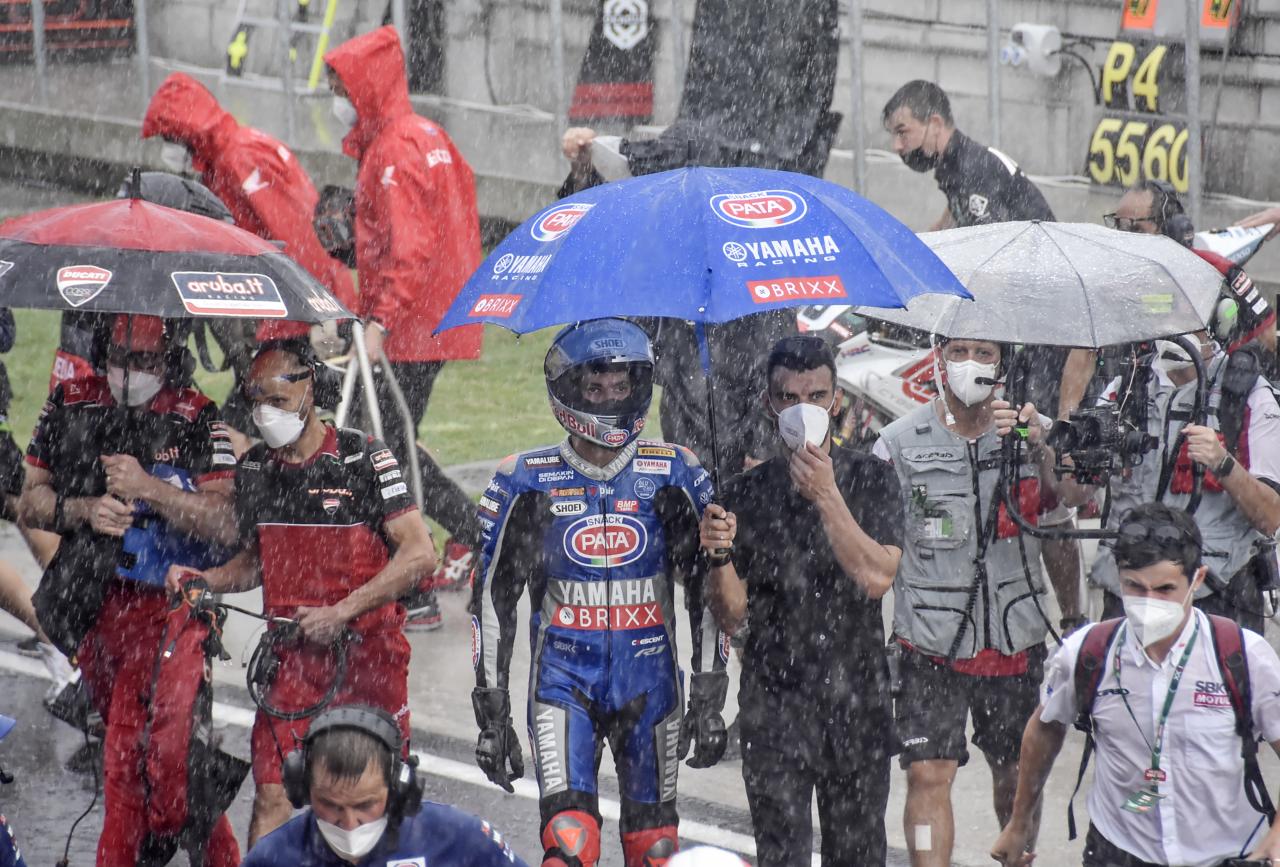 Hujan Deras Jelang Race...