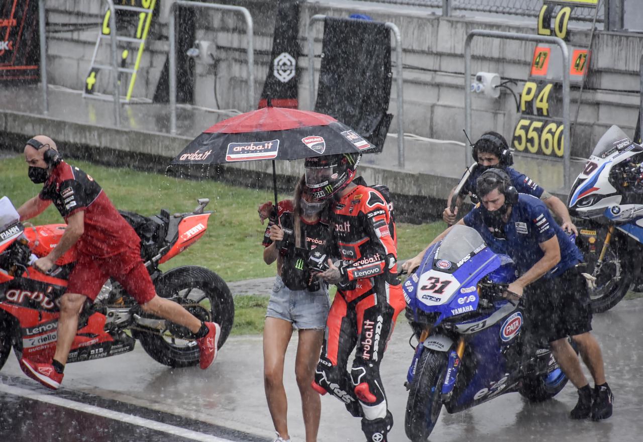 Hujan Deras Jelang Race...