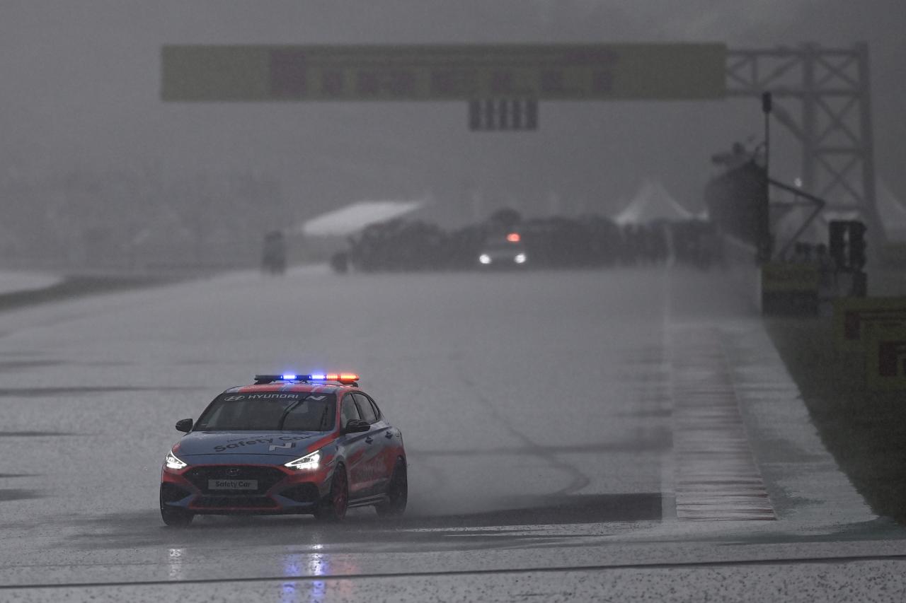 Hujan Deras Jelang Race...