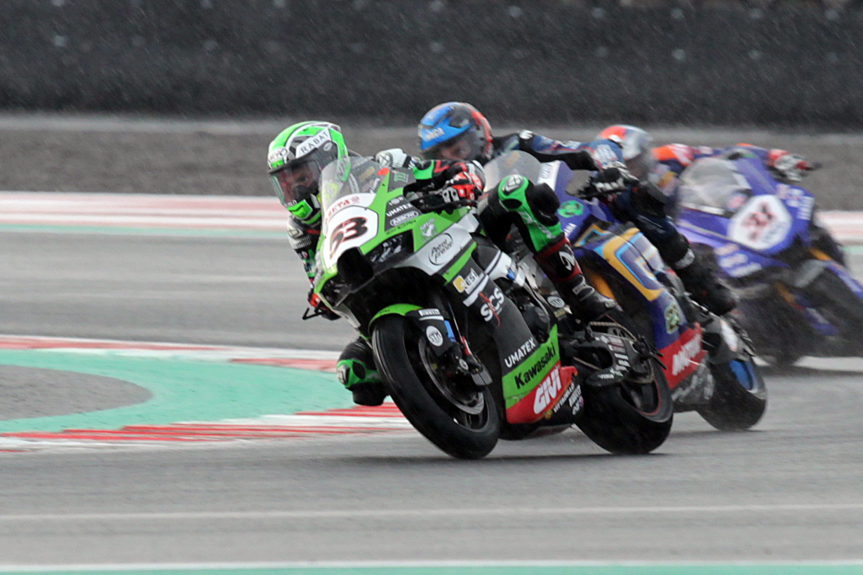 Aksi Pembalap WSBK Jinakkan...