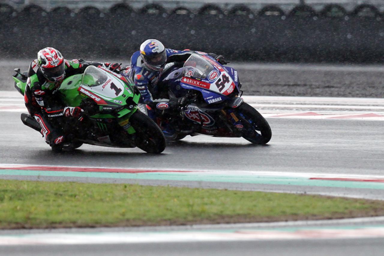 Aksi Pembalap WSBK Jinakkan...