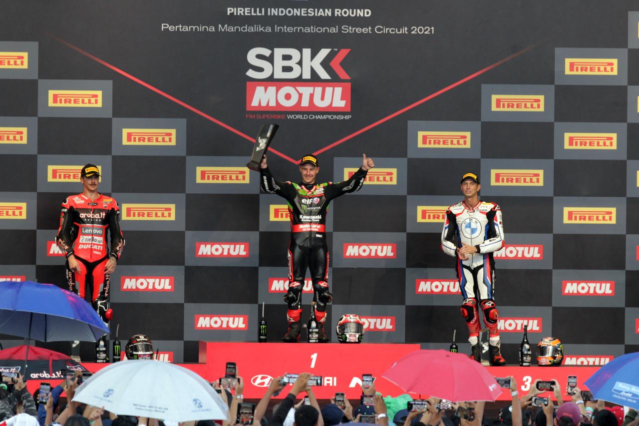 Aksi Pembalap WSBK Jinakkan...