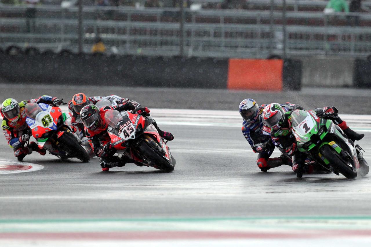 Aksi Pembalap WSBK Jinakkan...
