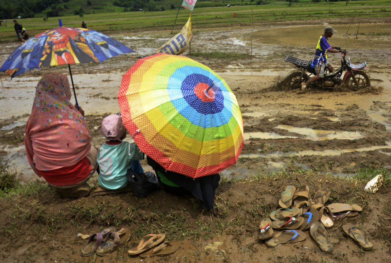 Bak Pembalap Motocross...
