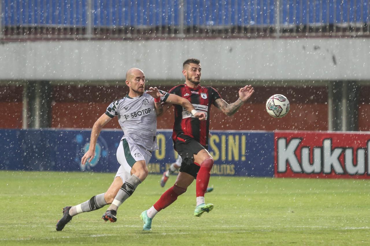 Persipura Tundukkan...