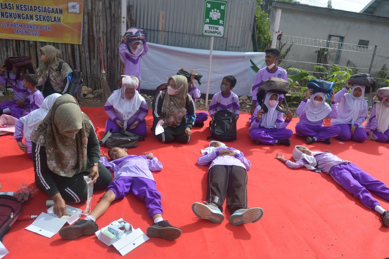 Siswa SLB Ini Belajar...