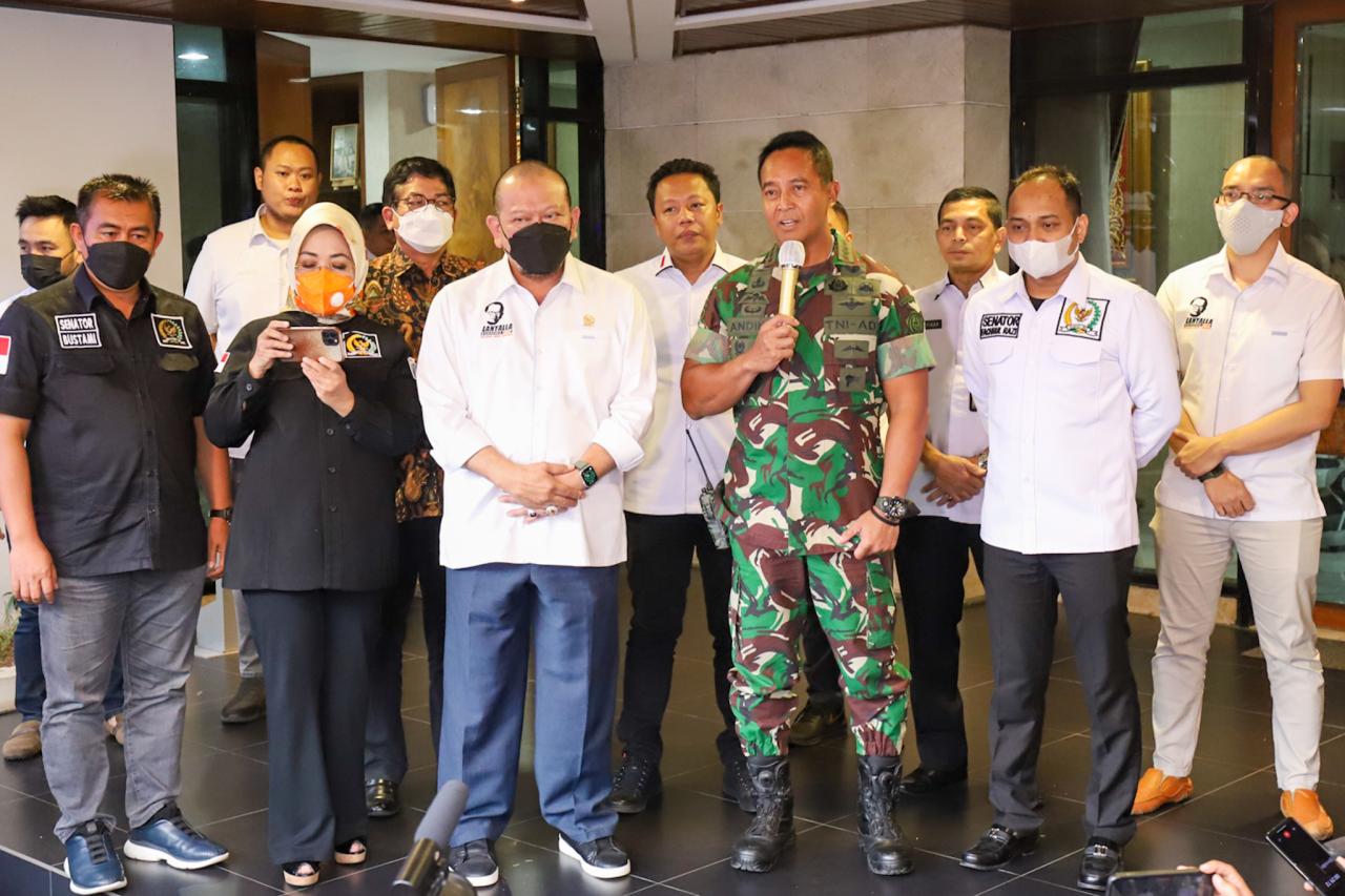Panglima TNI Sambangi...