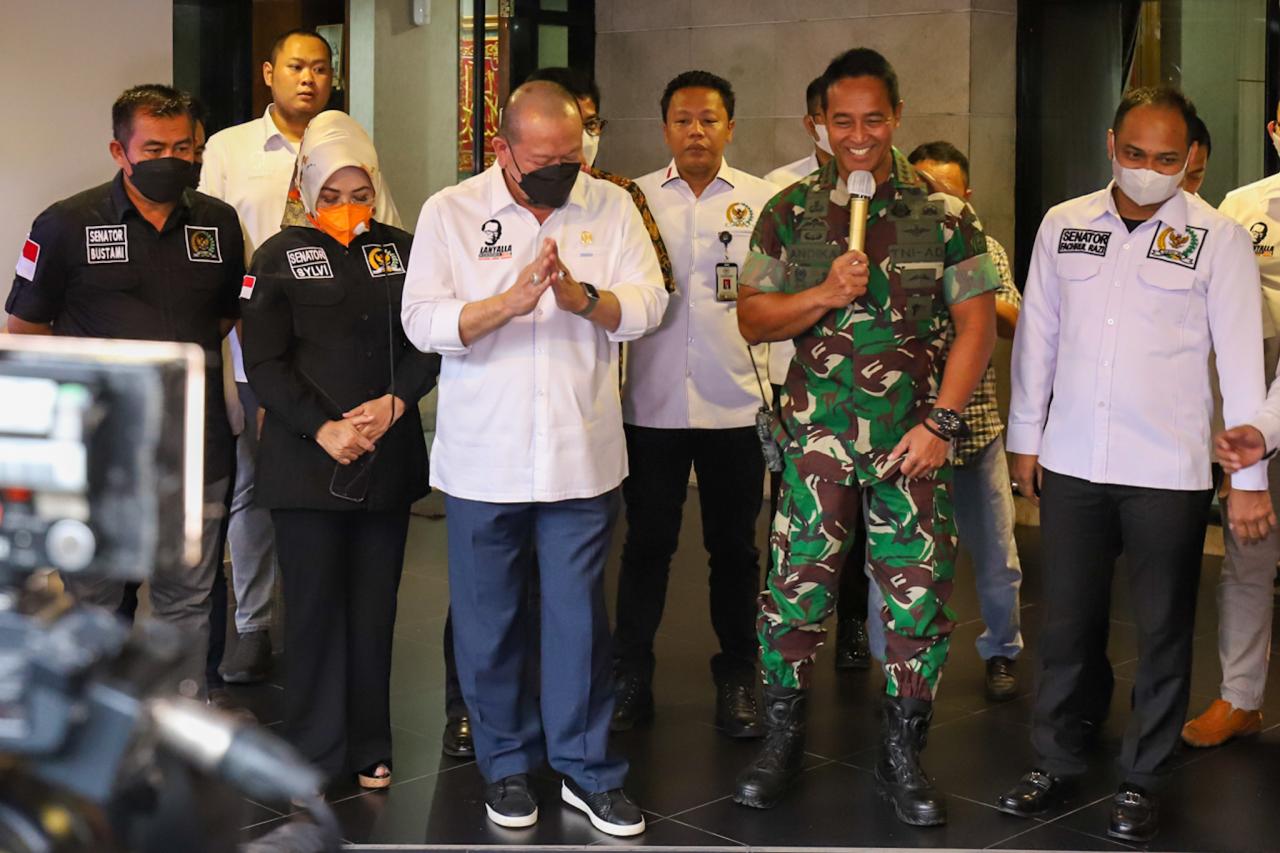 Panglima TNI Sambangi...