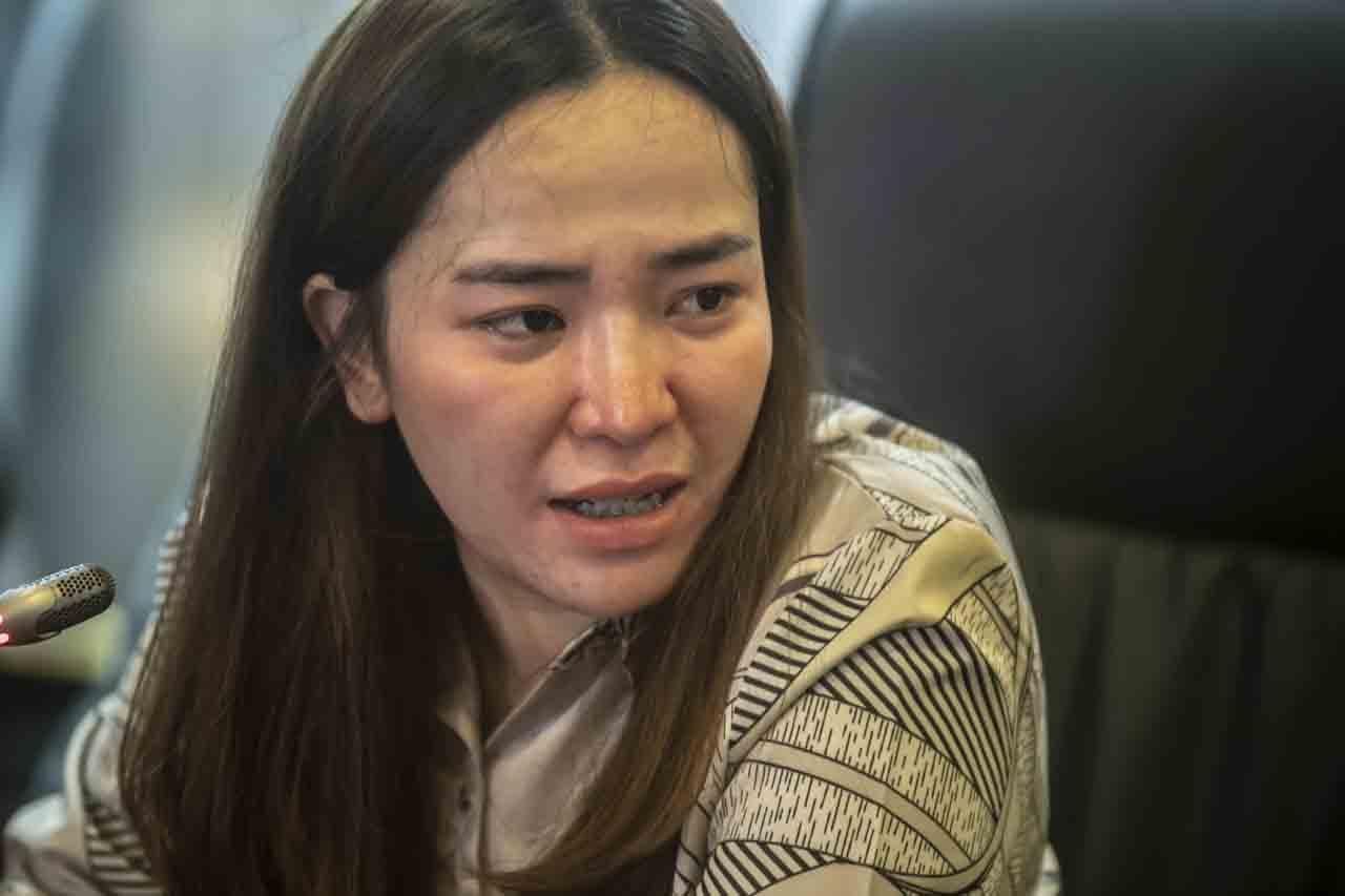 Anggiat Pasaribu Bersimpuh...