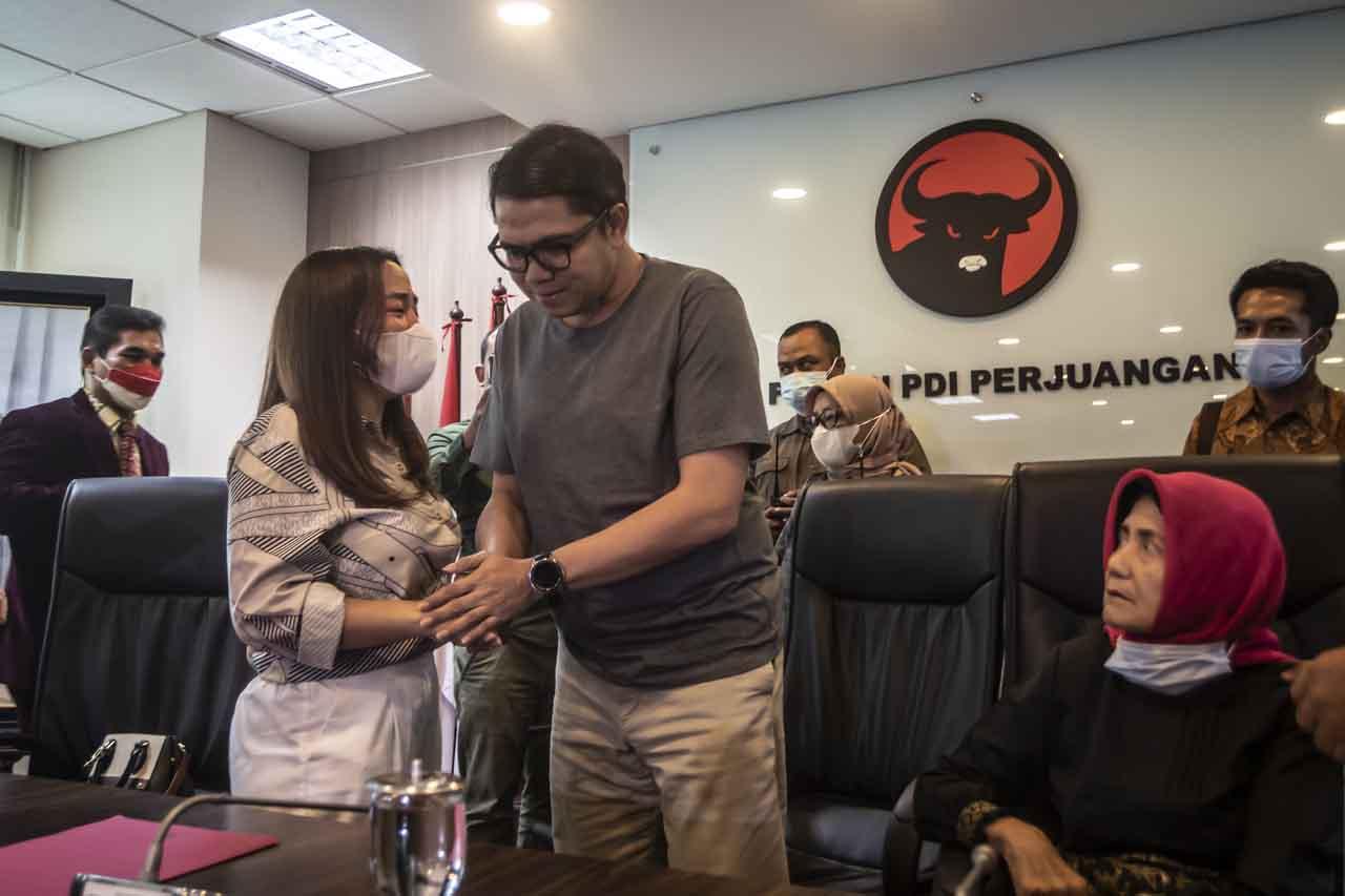 Anggiat Pasaribu Bersimpuh...