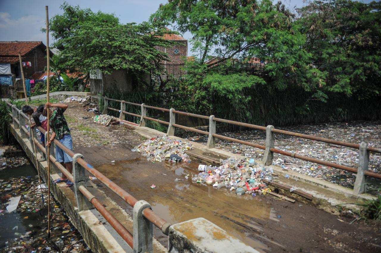 Sampah Plastik Penuhi...