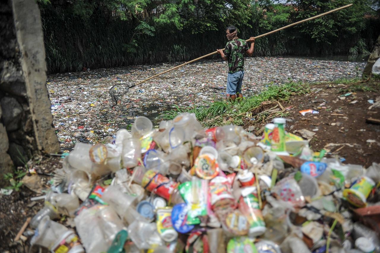 Sampah Plastik Penuhi...