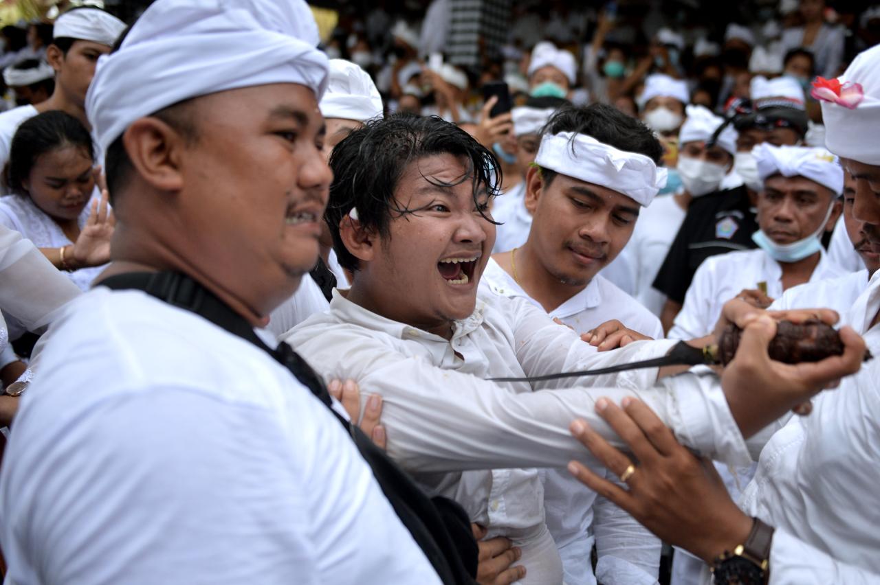 Mengintip Tradisi Ngerebong,...
