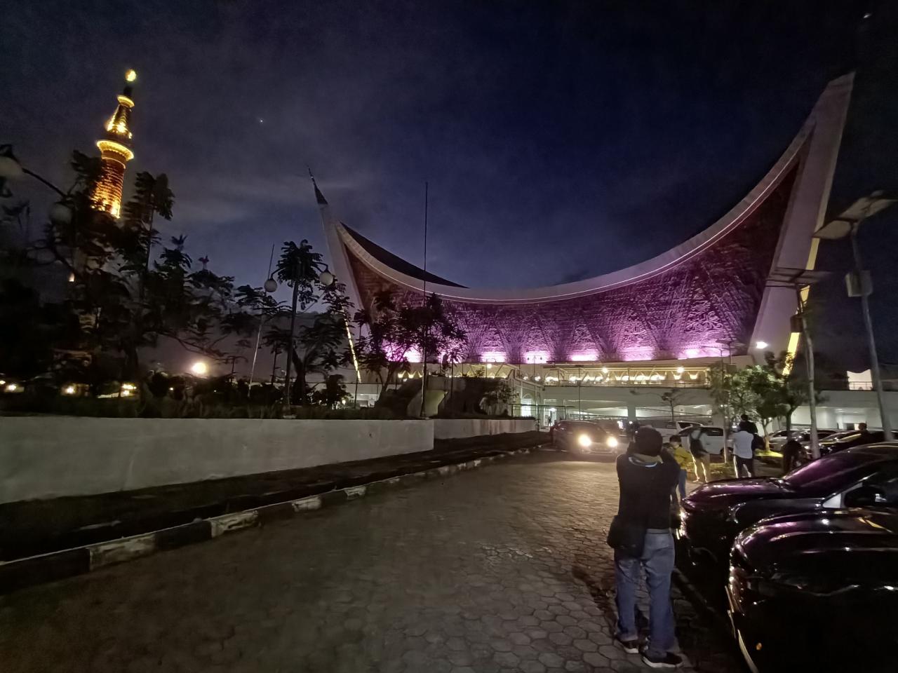 Mengagumi Kemegahan...