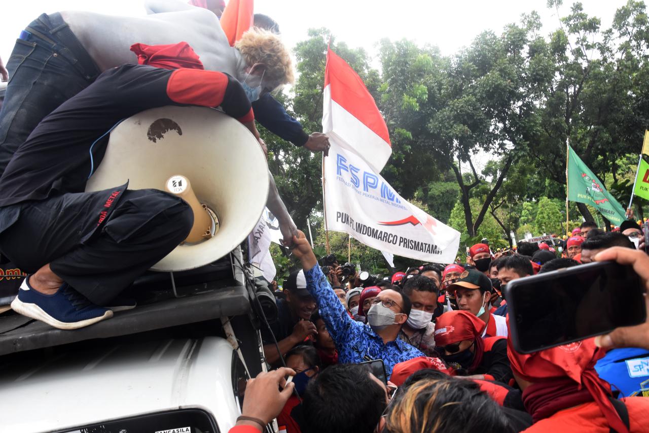 Berseragam Korpri, Anies...