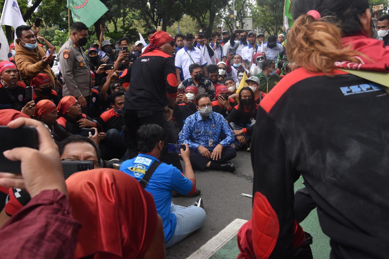 Berseragam Korpri, Anies...