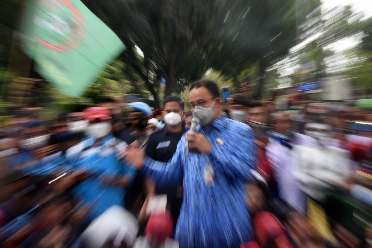 Berseragam Korpri, Anies...