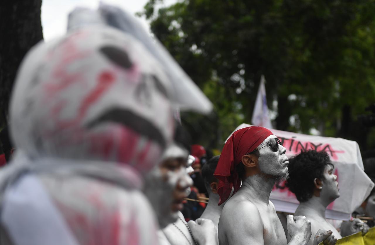 Bawa Boneka Pocong,...
