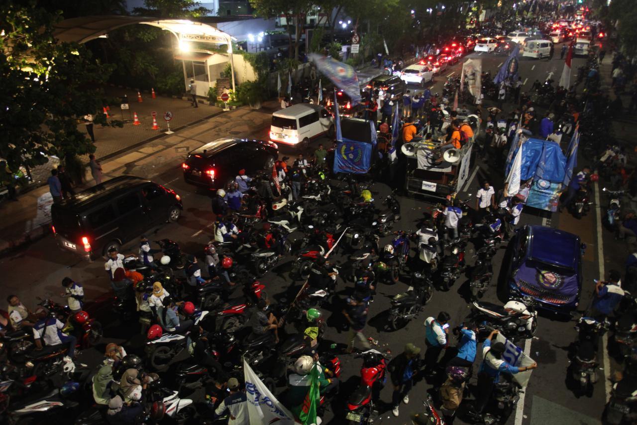 Unjuk Rasa Buruh Surabaya...