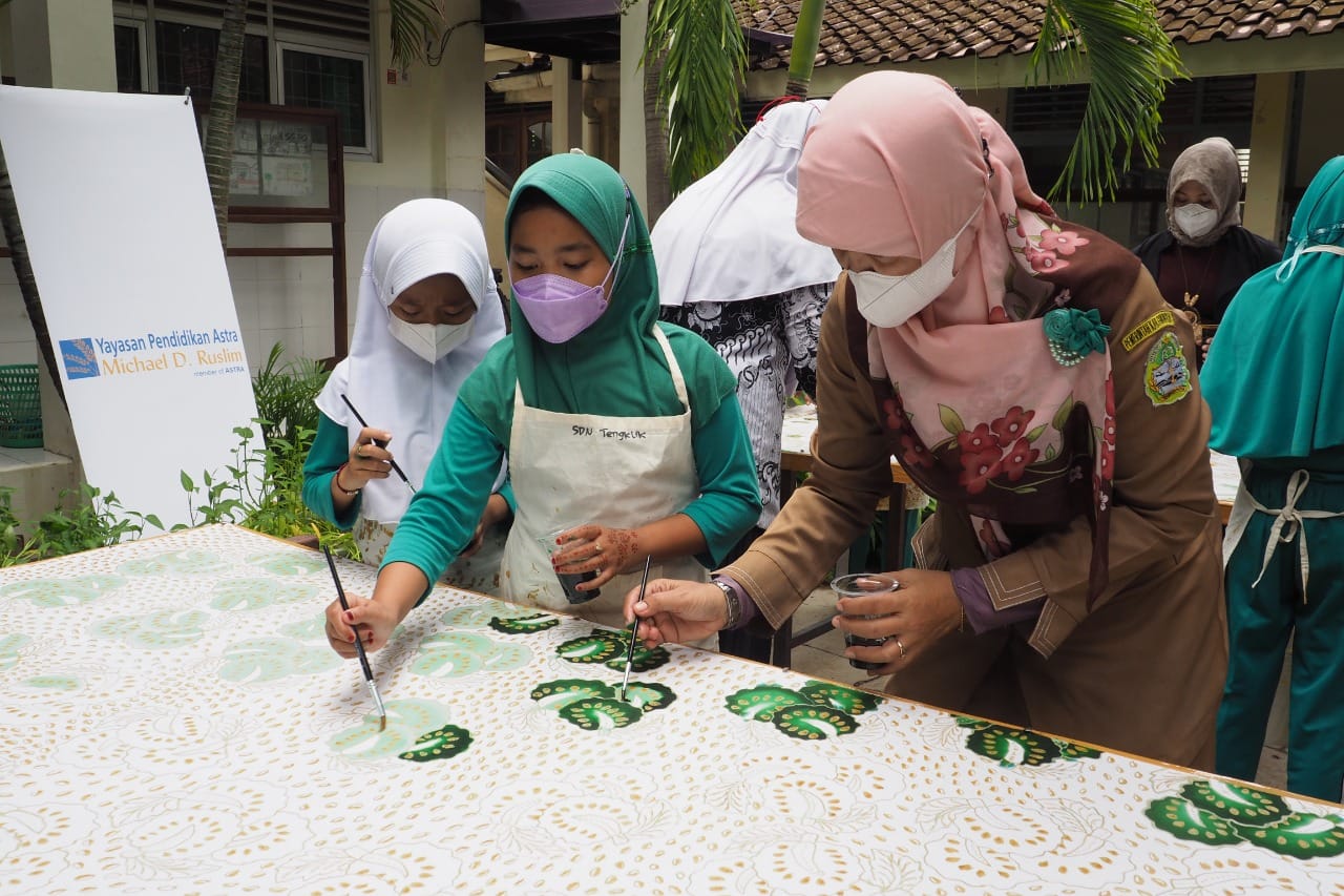 Mengenalkan dan Mencintai...
