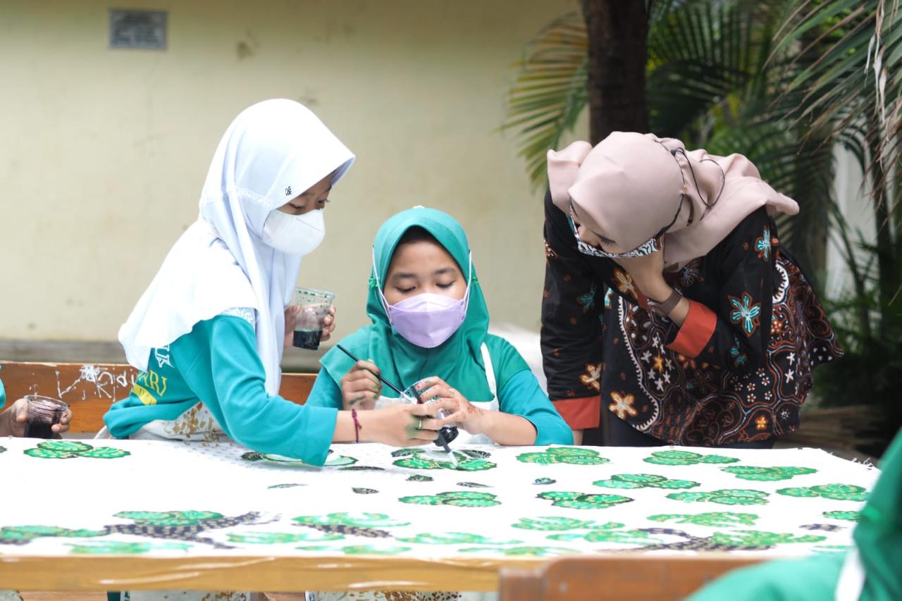 Mengenalkan dan Mencintai...