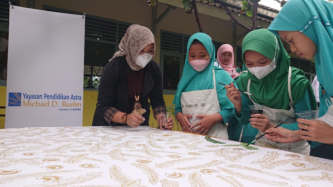Mengenalkan dan Mencintai...