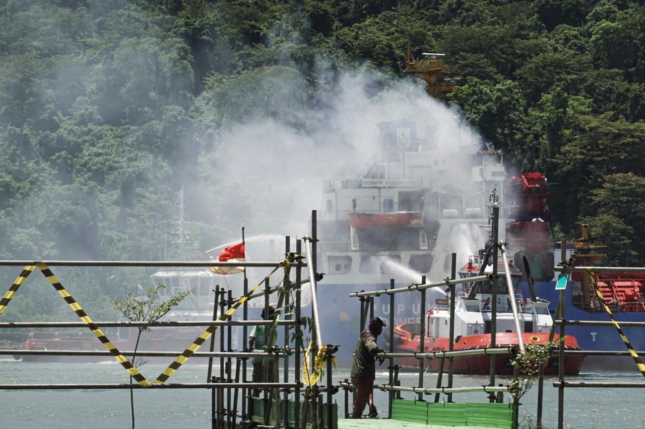 Bermuatan Pupuk, Kapal...