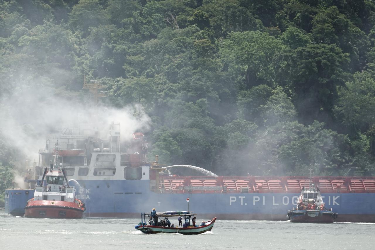 Bermuatan Pupuk, Kapal...