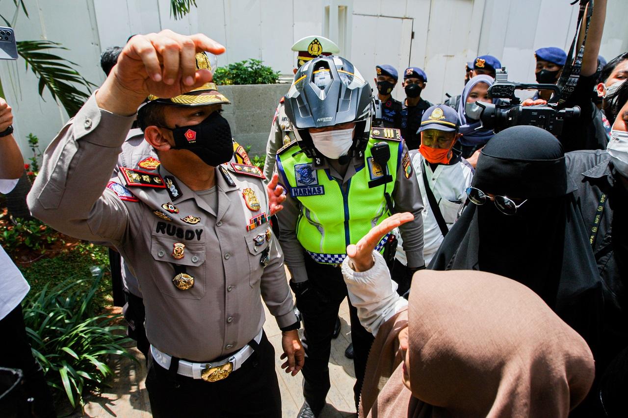 Tak Punya Izin, Aparat...