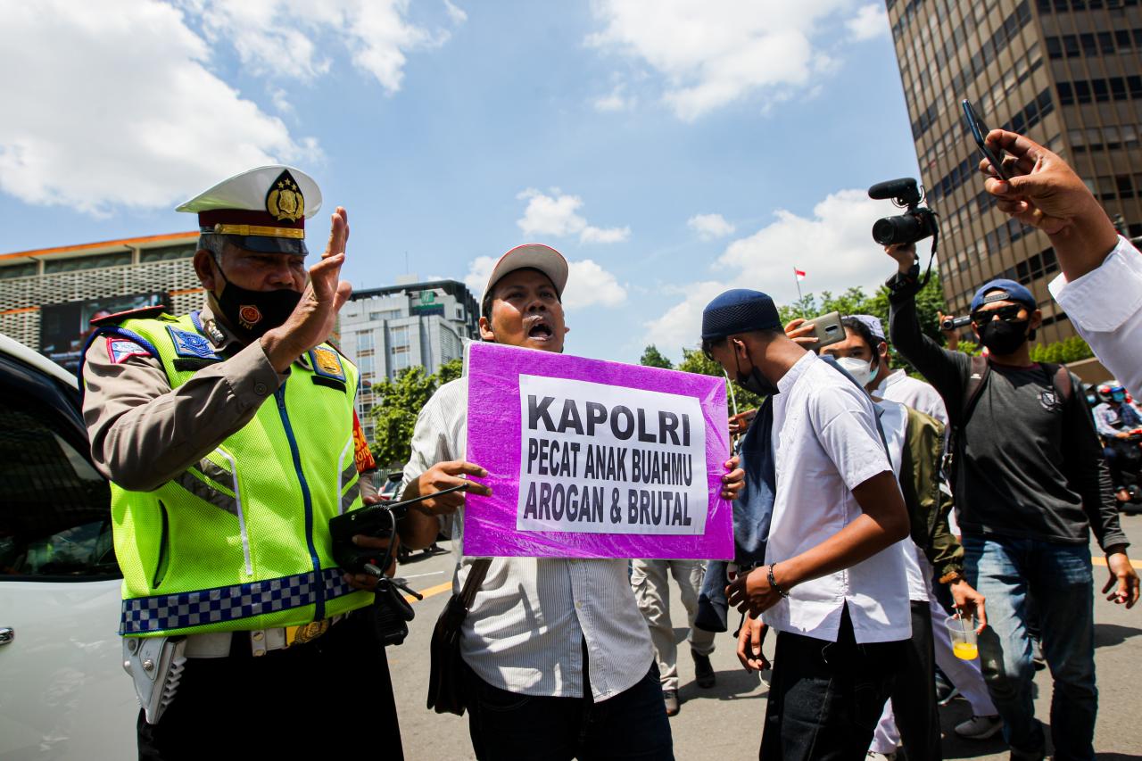 Tak Punya Izin, Aparat...