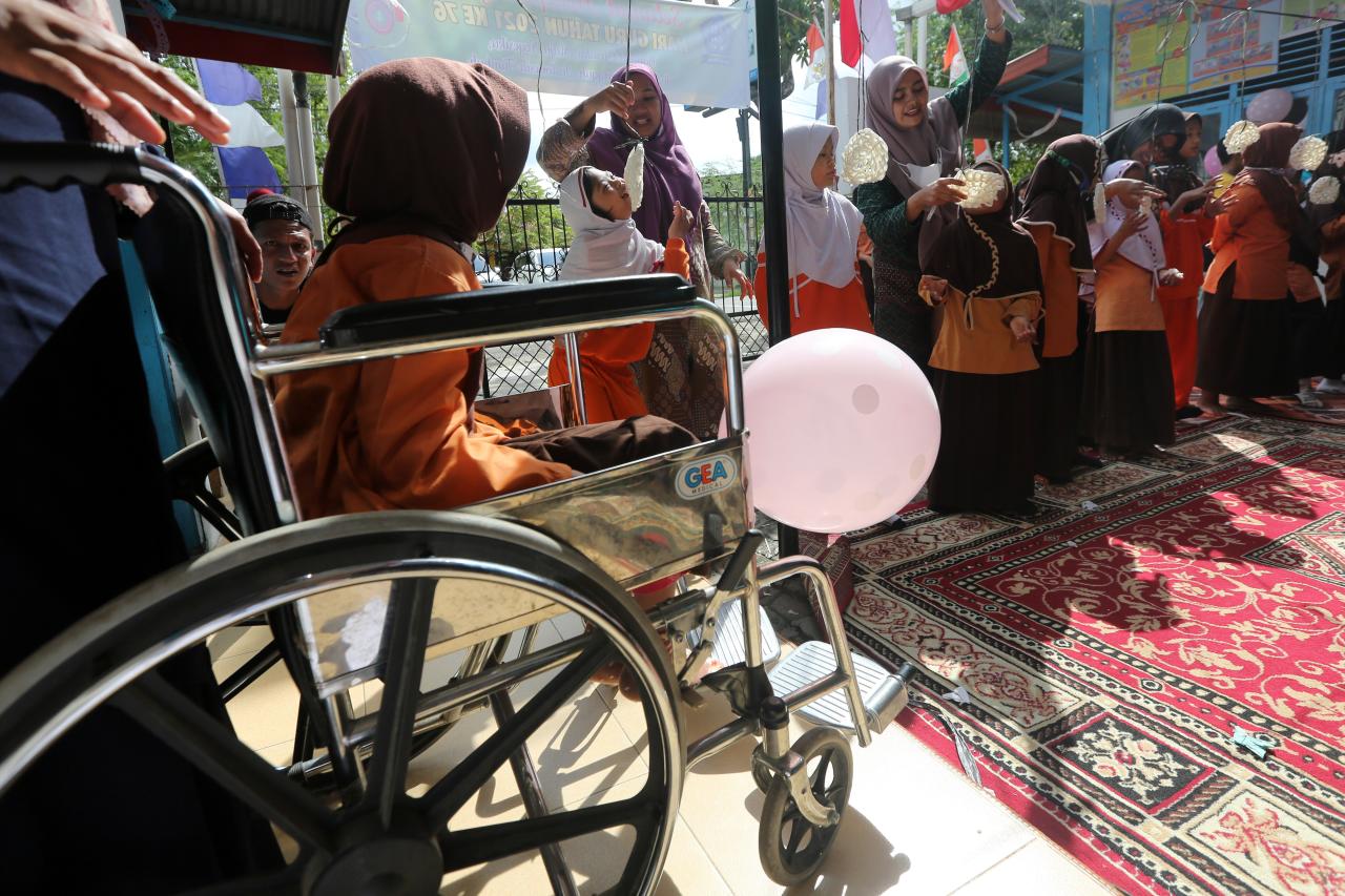 Lomba Makan Kerupuk...