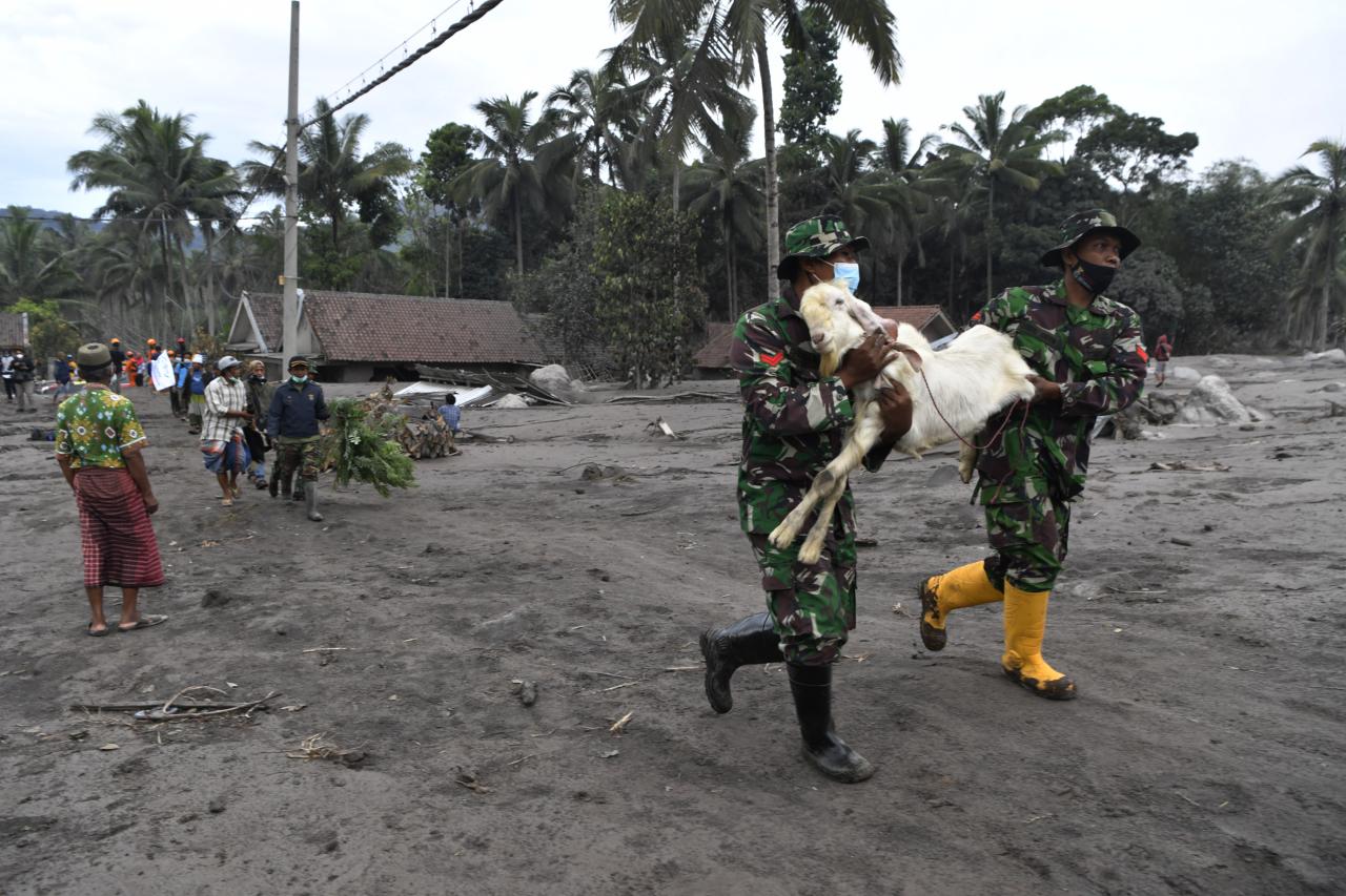 Aksi Prajurit TNI Evakuasi...