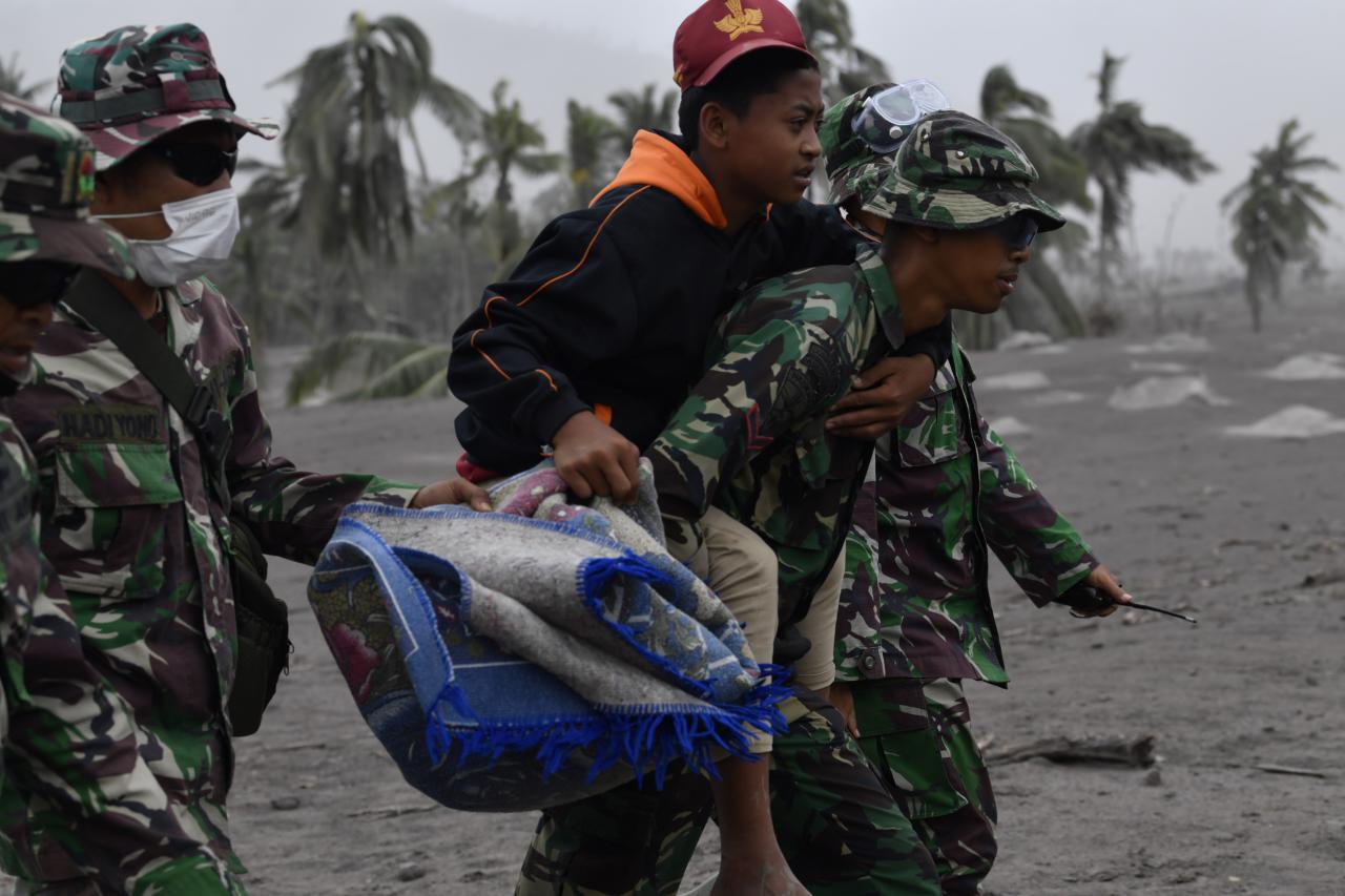 Aksi Prajurit TNI Evakuasi...