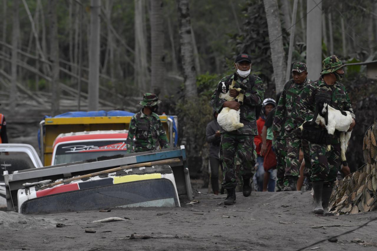 Aksi Prajurit TNI Evakuasi...