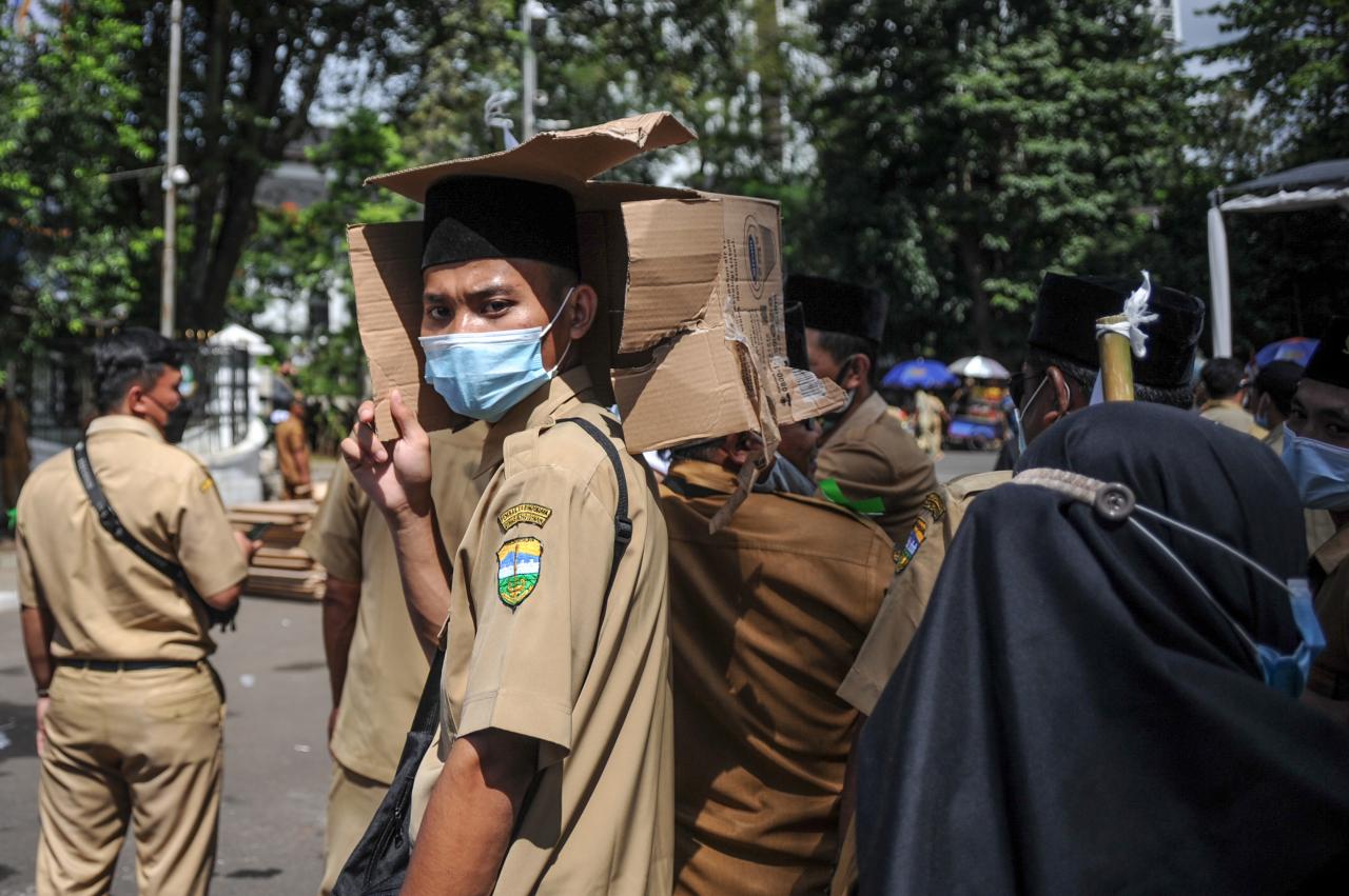 Tuntut Kenaikan Tunjangan,...