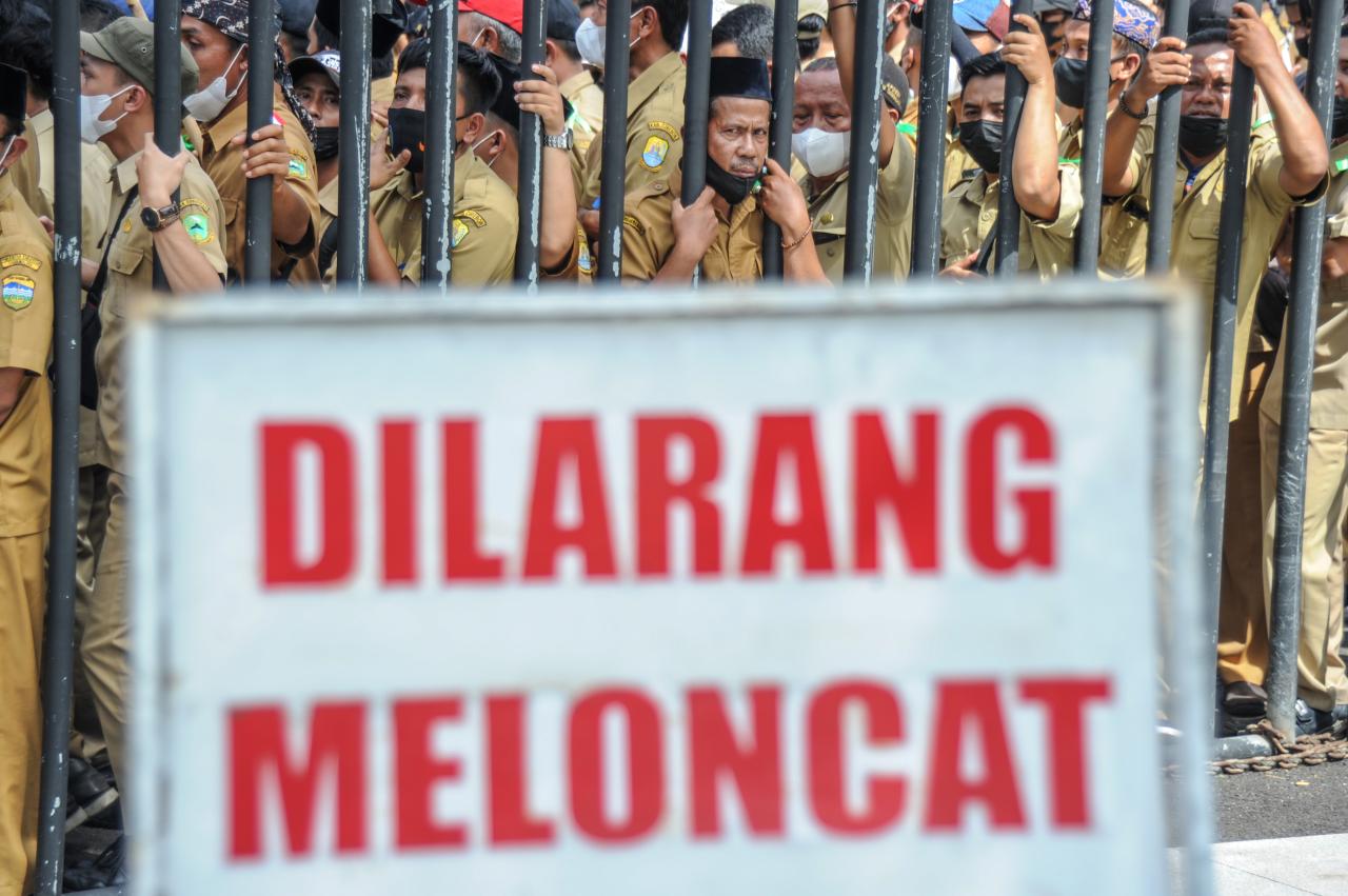 Tuntut Kenaikan Tunjangan,...
