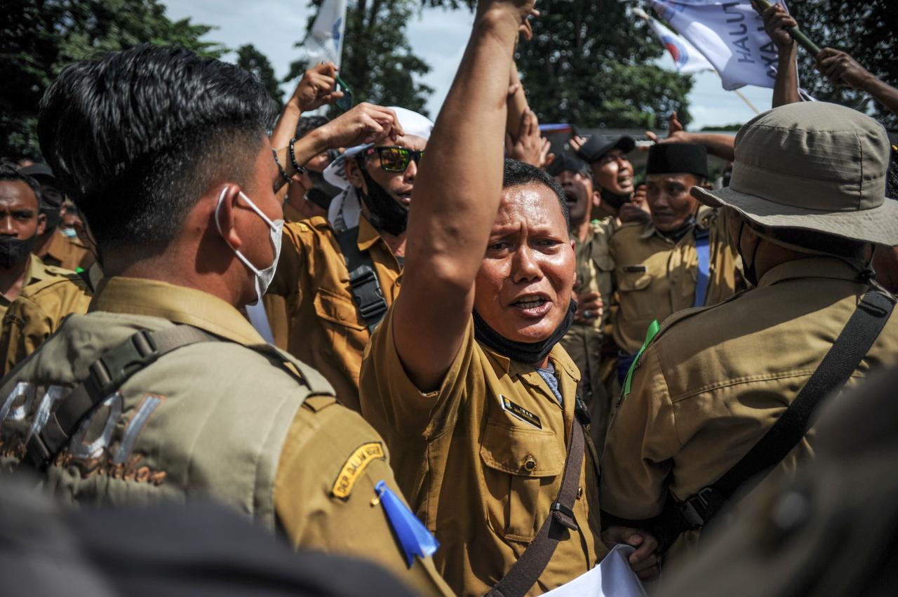 Tuntut Kenaikan Tunjangan,...