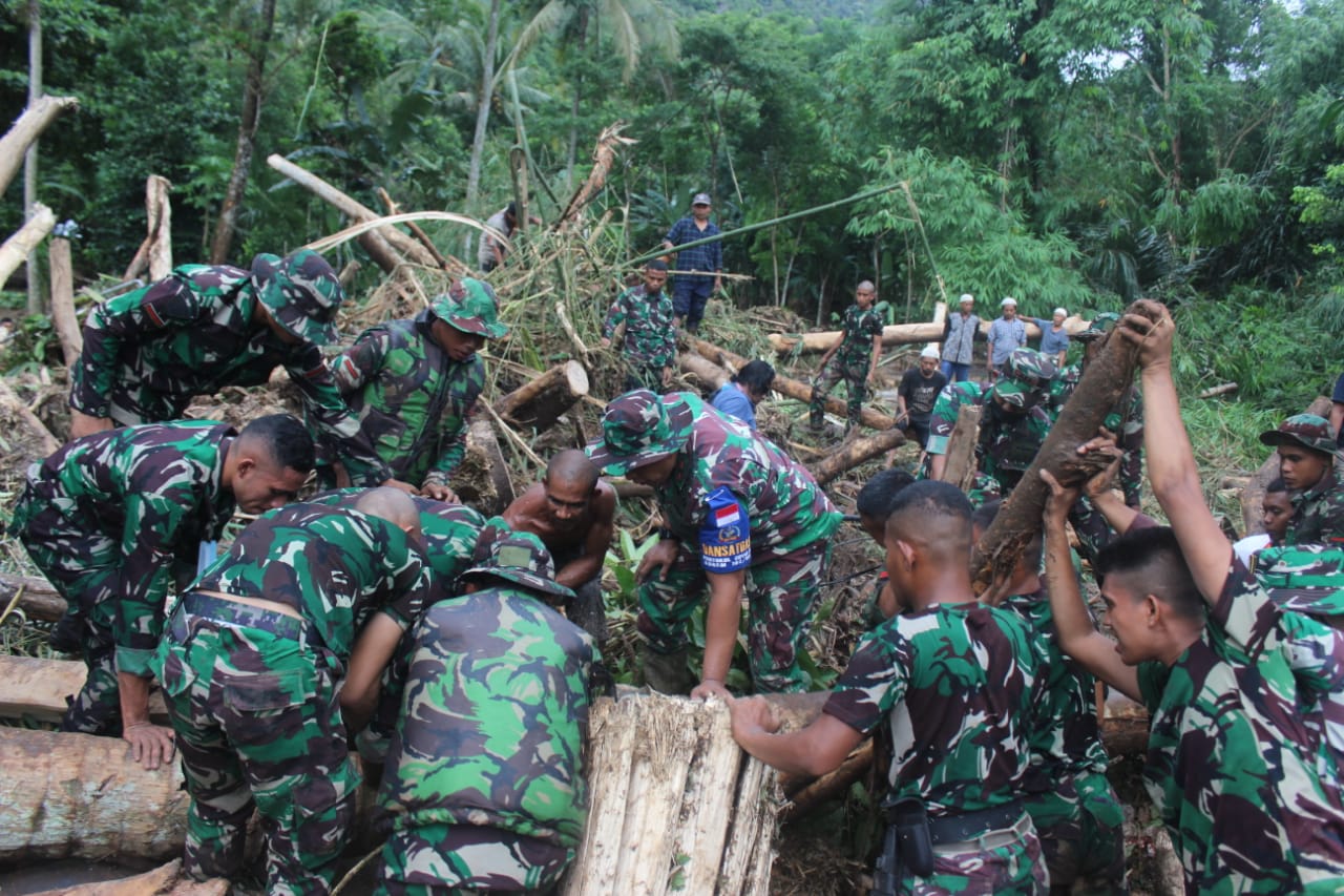 Prajurit TNI Korem 162/WB...