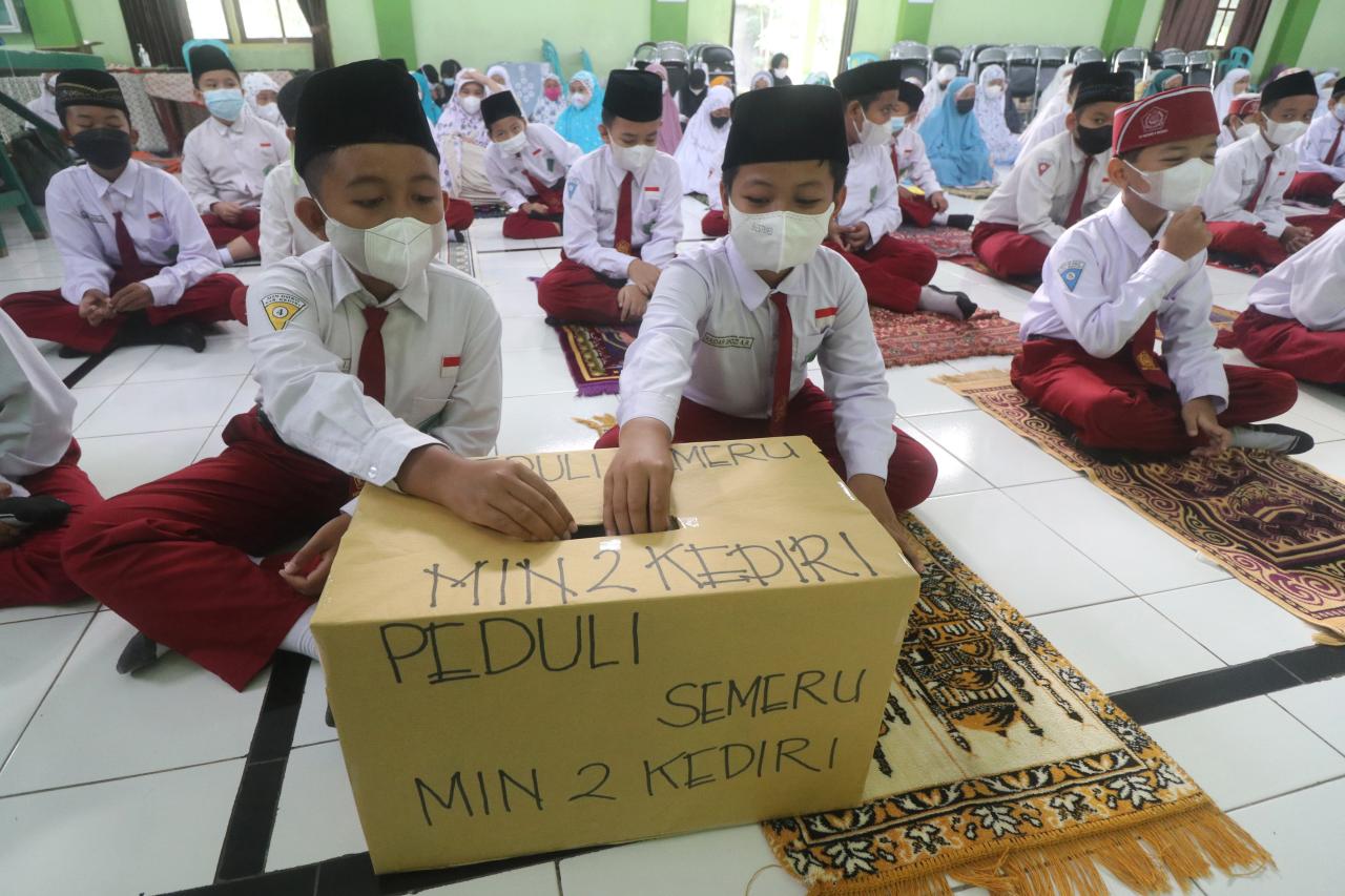 Siswa Madrasah Gelar...
