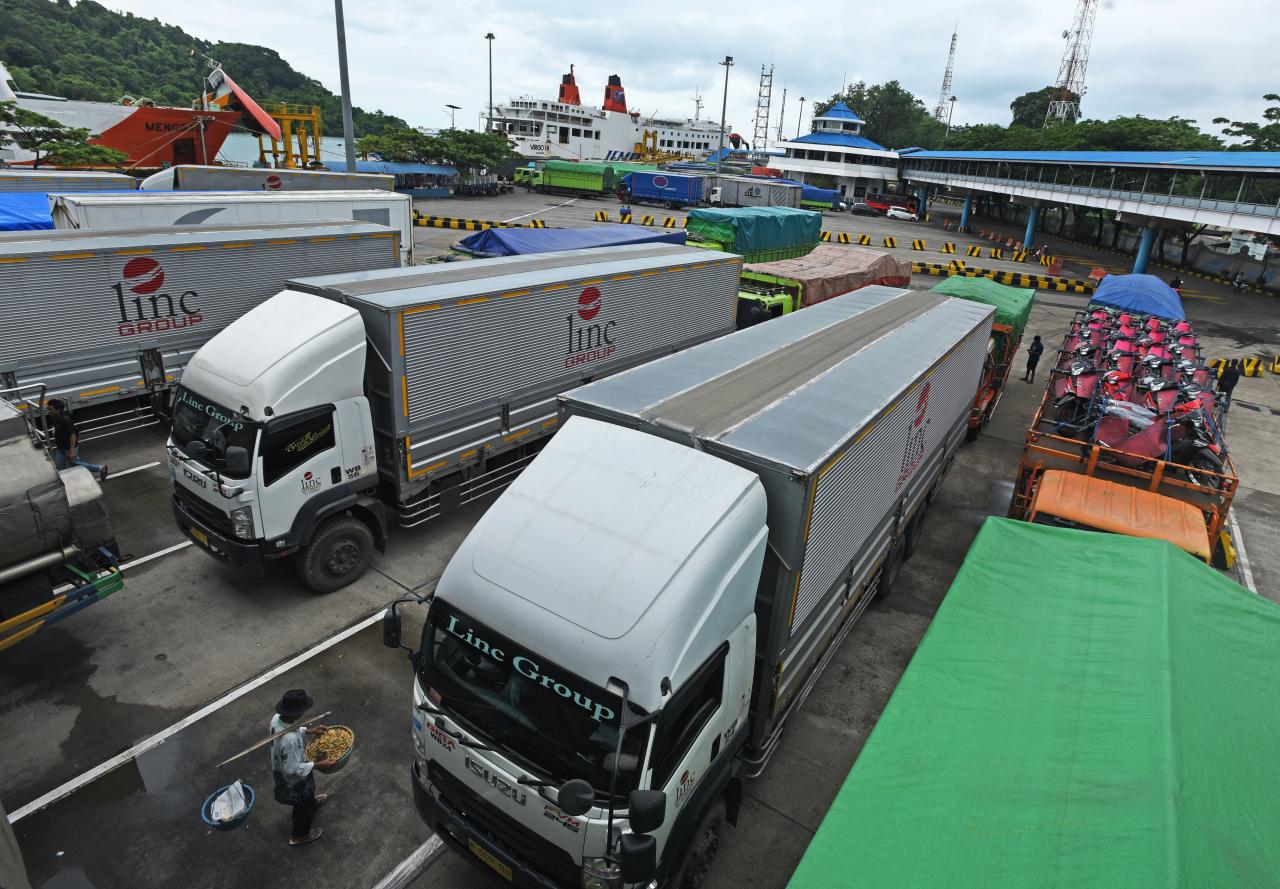 Cuaca Buruk, Truk Menumpuk...