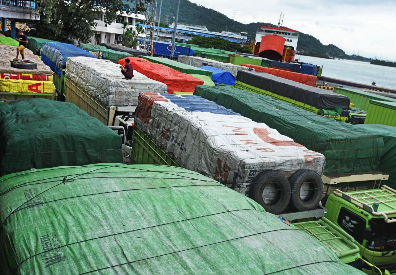 Cuaca Buruk, Truk Menumpuk...